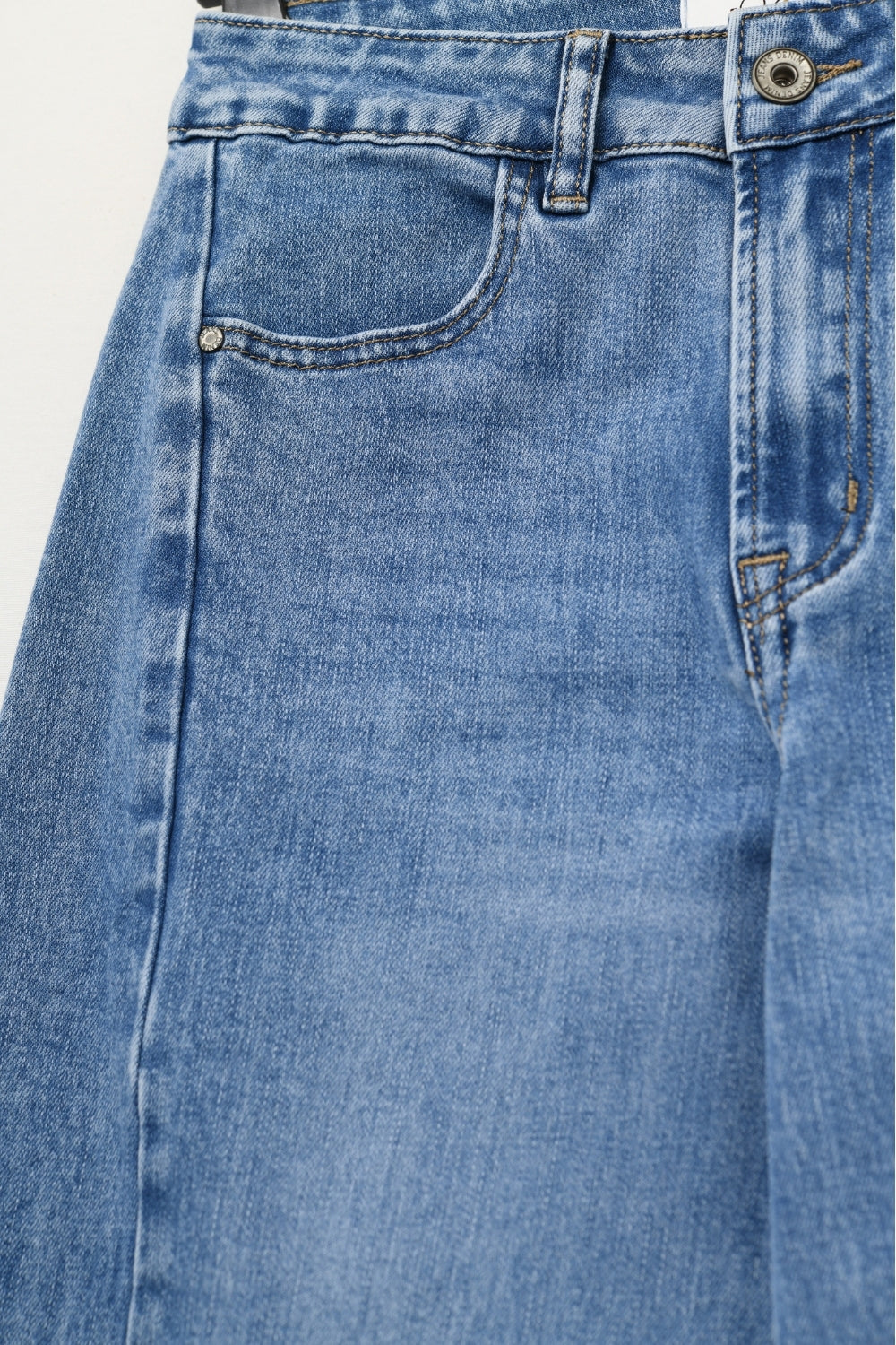 Jean droit de style barrel avec surpiqûres au genou