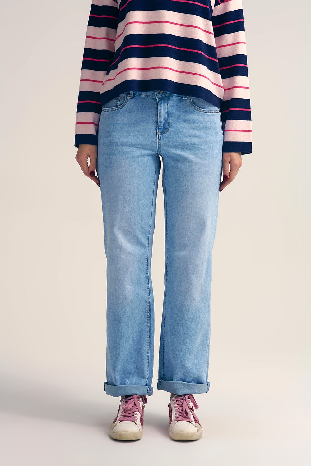 Jeans bleu clair à jambe droite