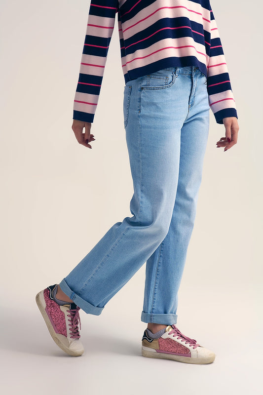 Jeans bleu clair à jambe droite