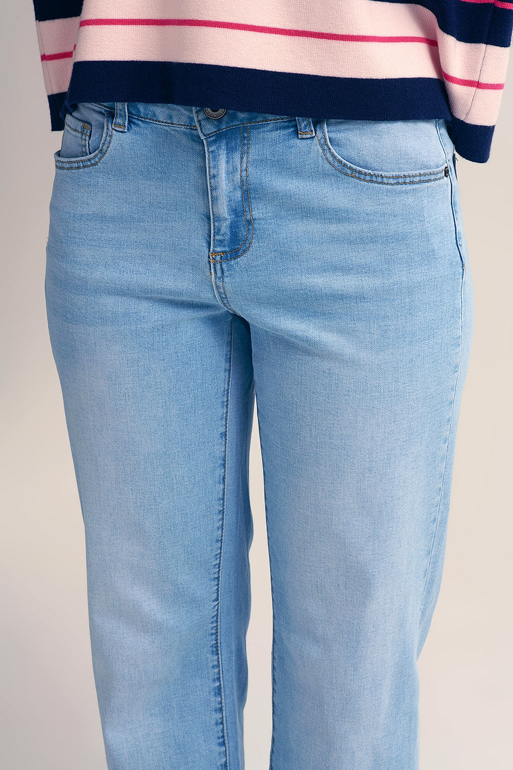 Jeans bleu clair à jambe droite