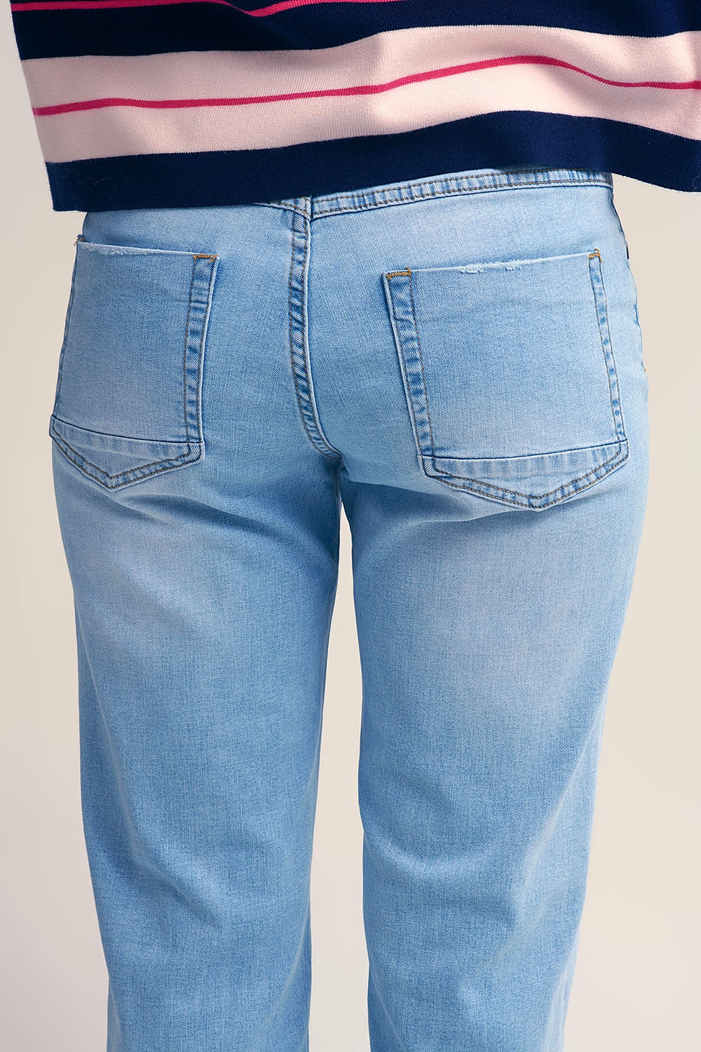 Jeans bleu clair à jambe droite
