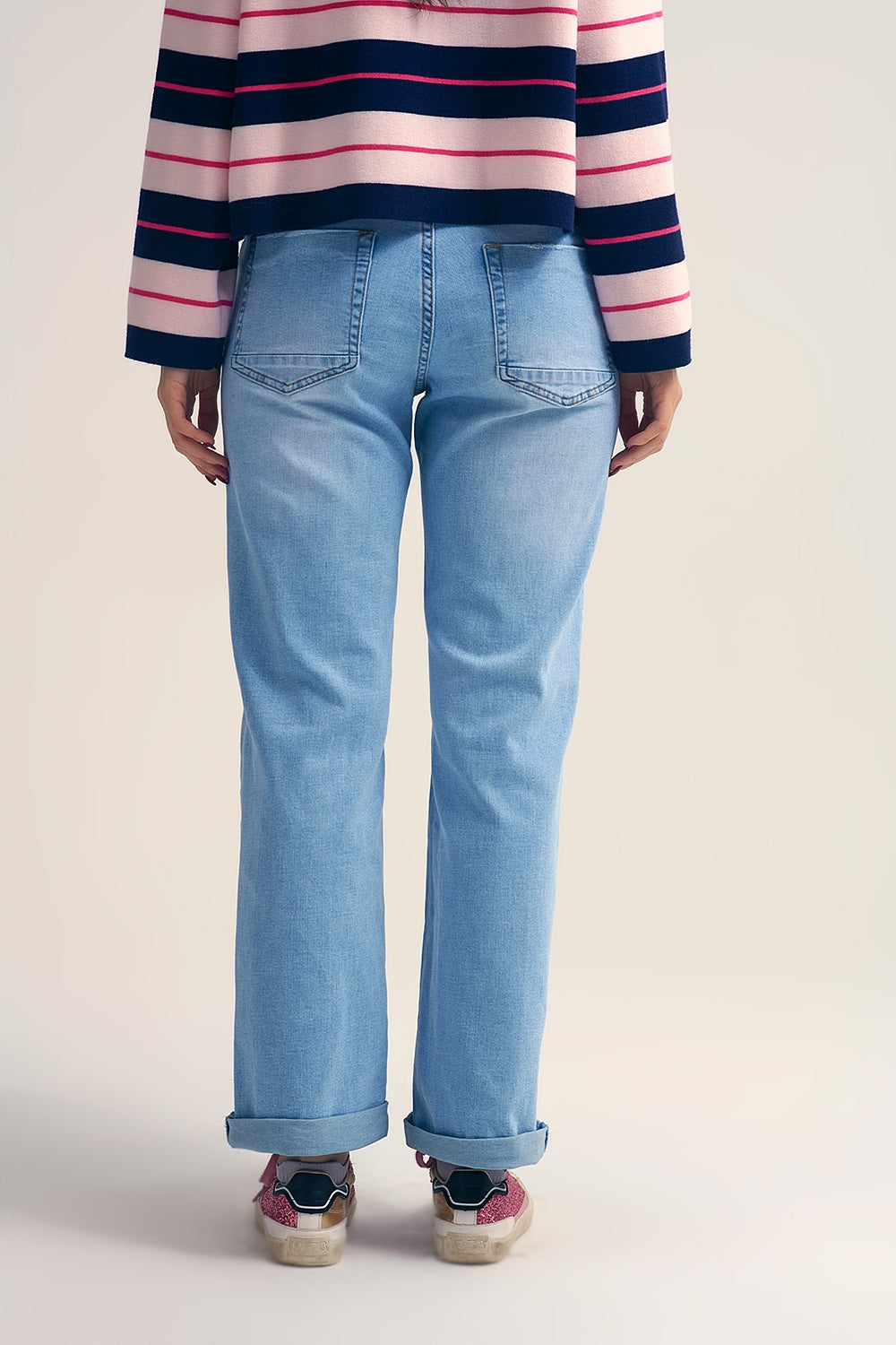 Jeans bleu clair à jambe droite
