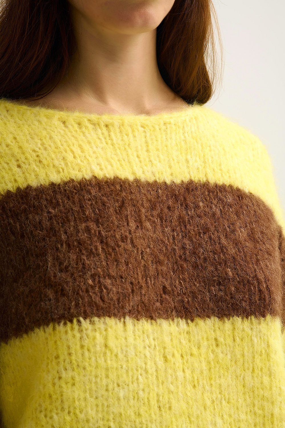 Pull en tricot rayé duveteux jaune avec manches ballon