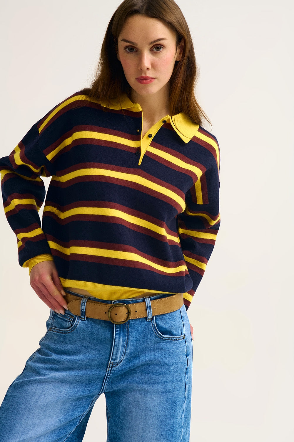 Polo en tricot rayé jaune à coupe décontractée