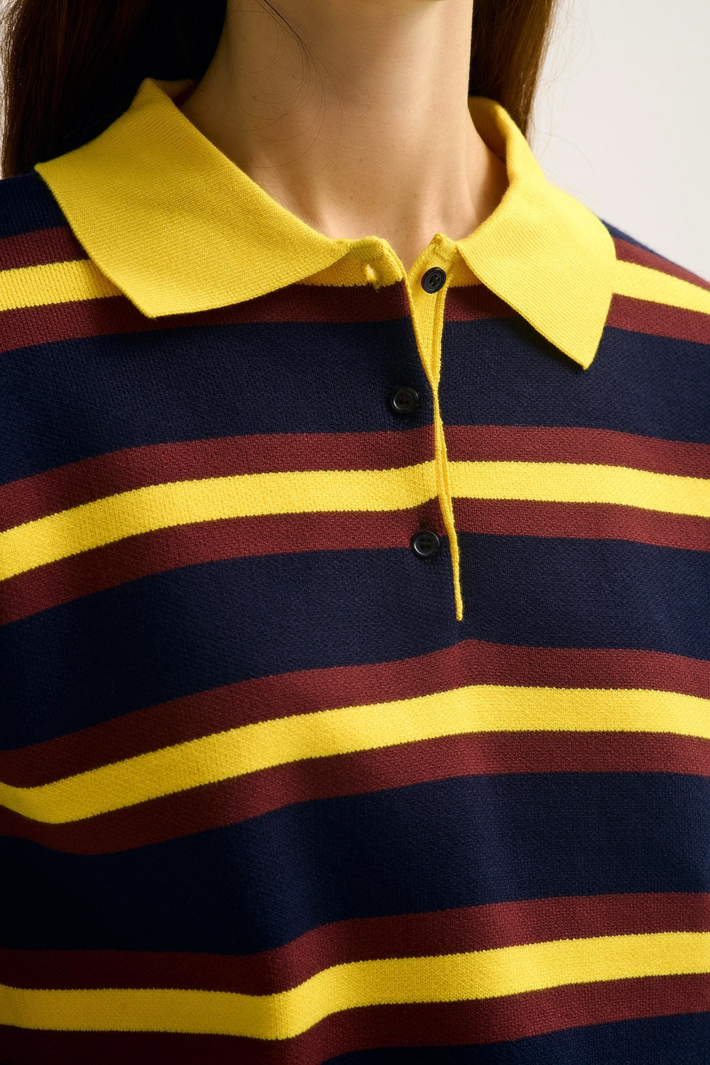 Polo en tricot rayé jaune à coupe décontractée