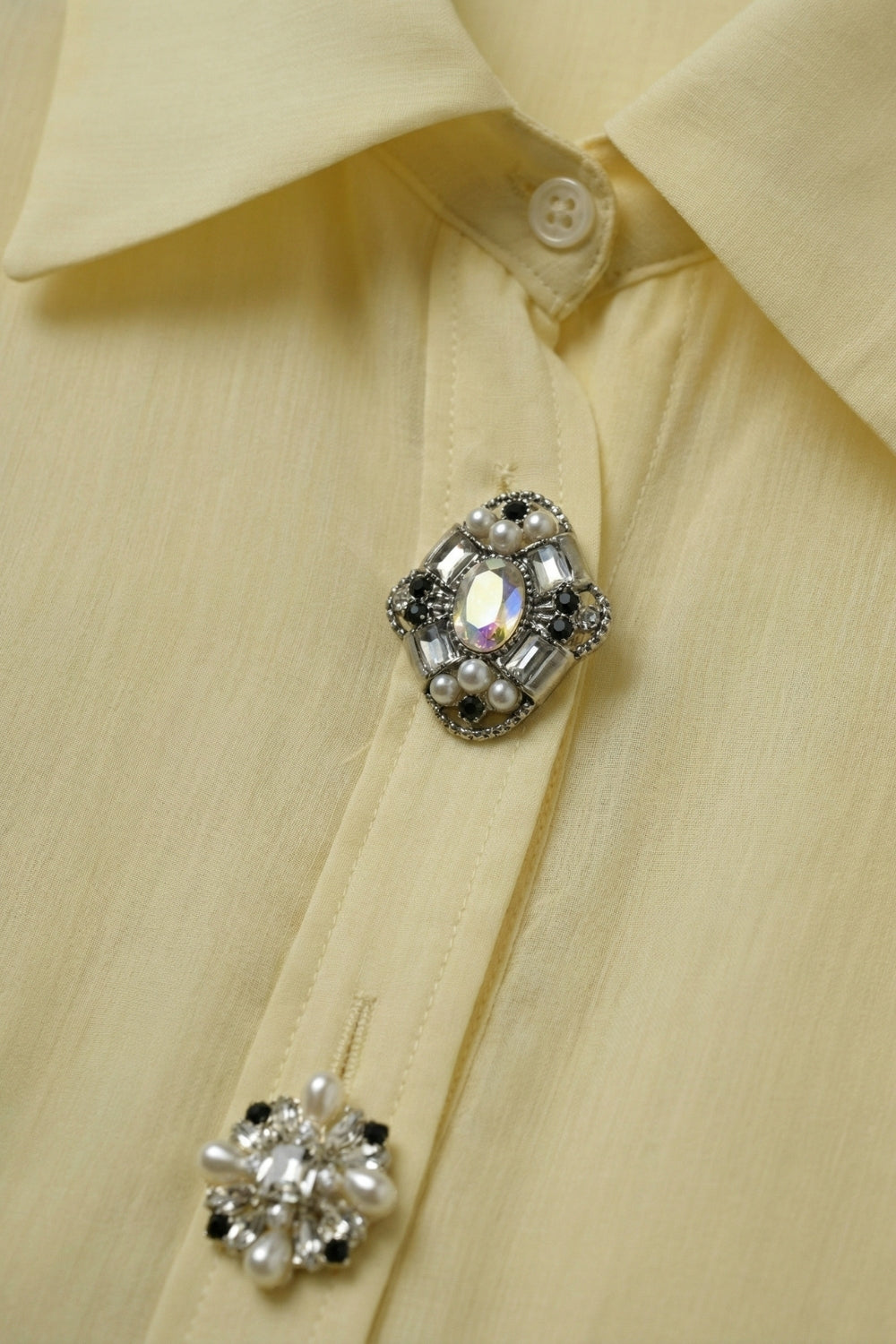 Blouse boutonnée jaune beurre ornée en tissu tencel