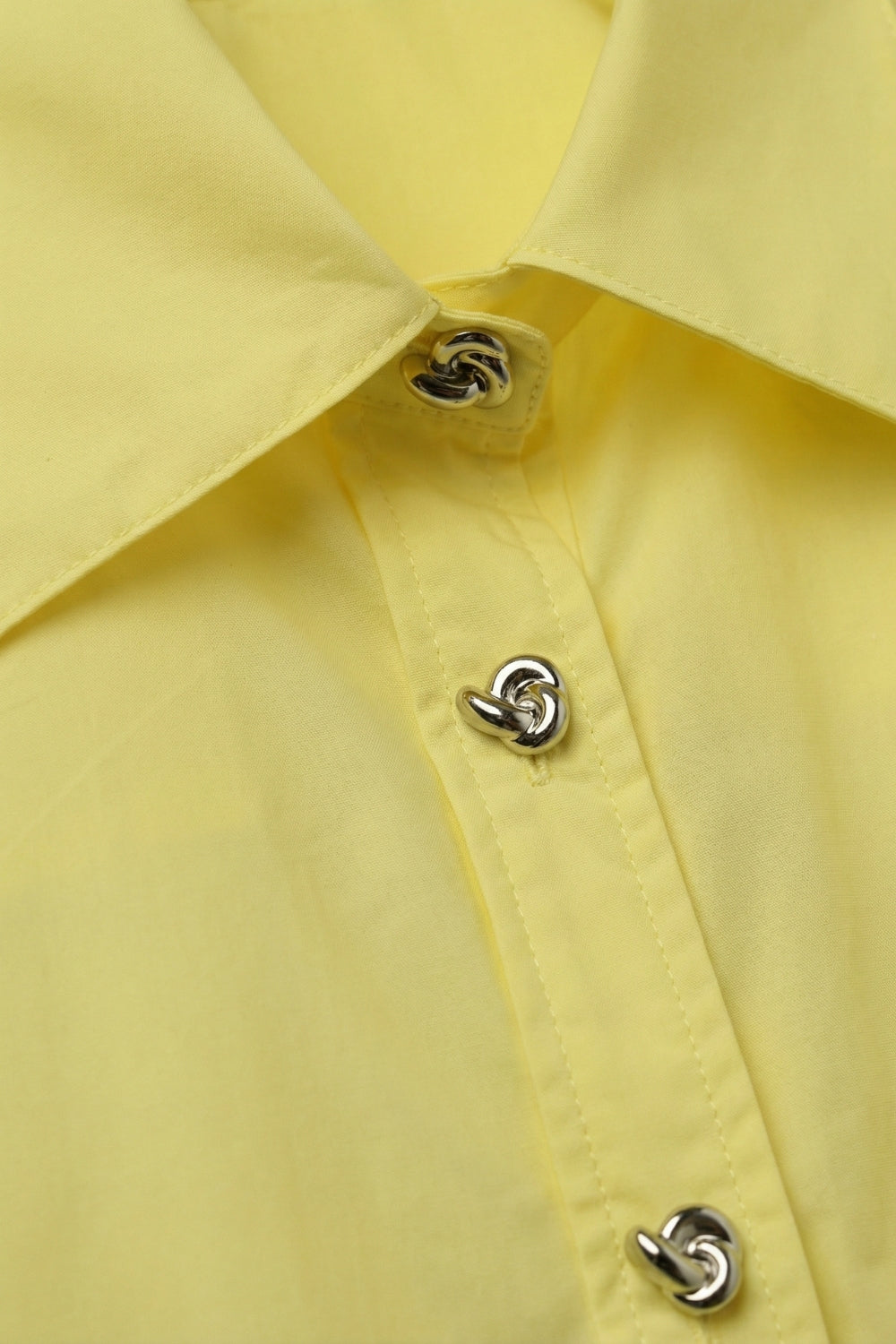Chemise kimono jaune à manches courtes avec boutons en argent