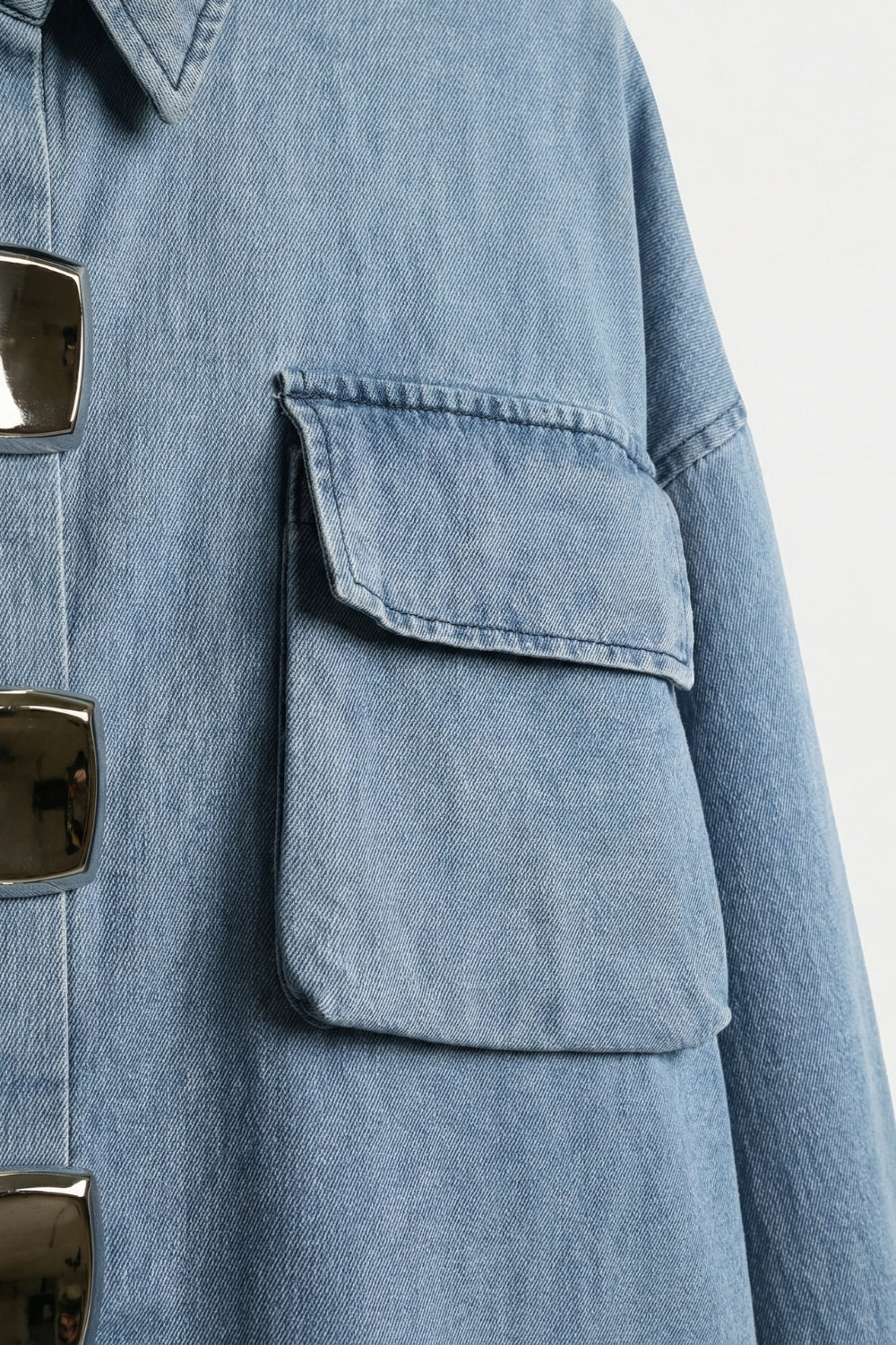 Chemise en denim à manches courtes lavage clair avec de gros boutons argentés