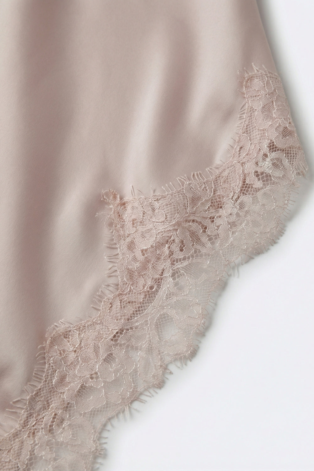 Jupe mouchoir en satin rose avec bordure en dentelle