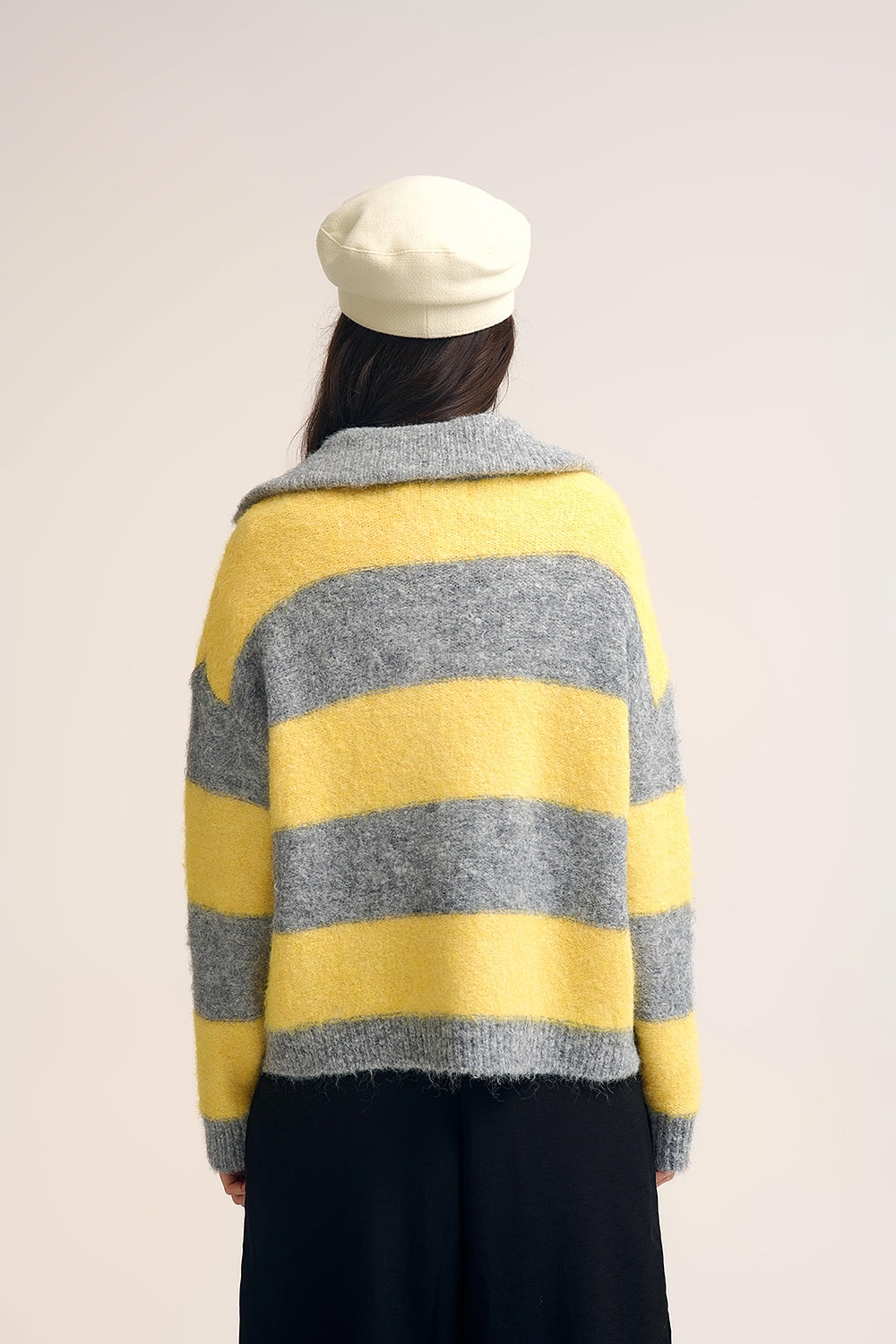 Veste zippée en tricot duveteux jaune avec rayures grises