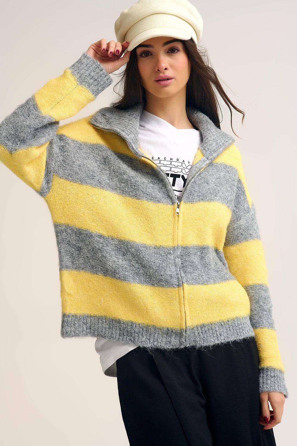 Veste zippée en tricot duveteux jaune avec rayures grises