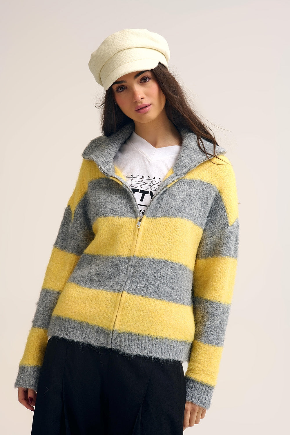 Veste zippée en tricot duveteux jaune avec rayures grises