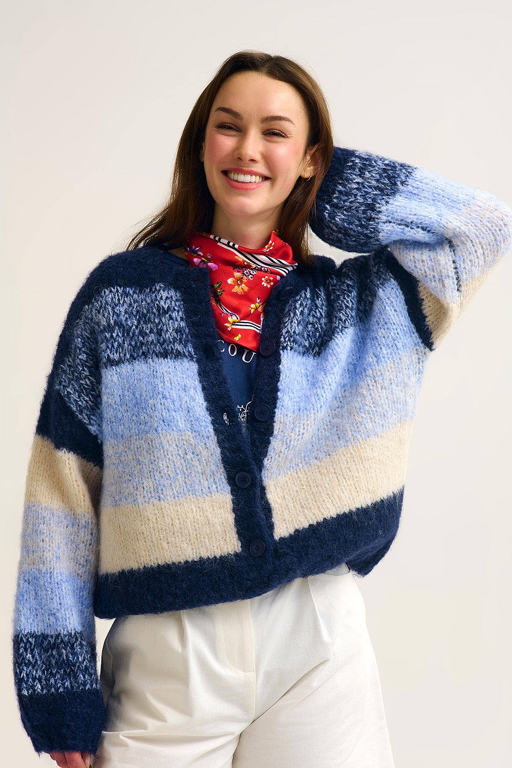 Cardigan en tricot épais dégradé bleu marine avec texture douce et boutons sur le devant