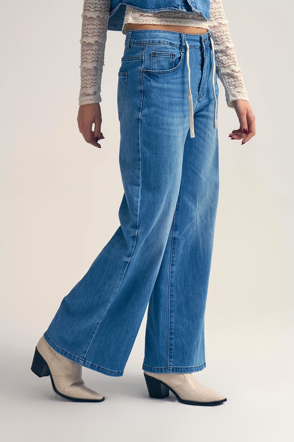 Jean à jambe large en délavage léger avec taille à cordon de serrage