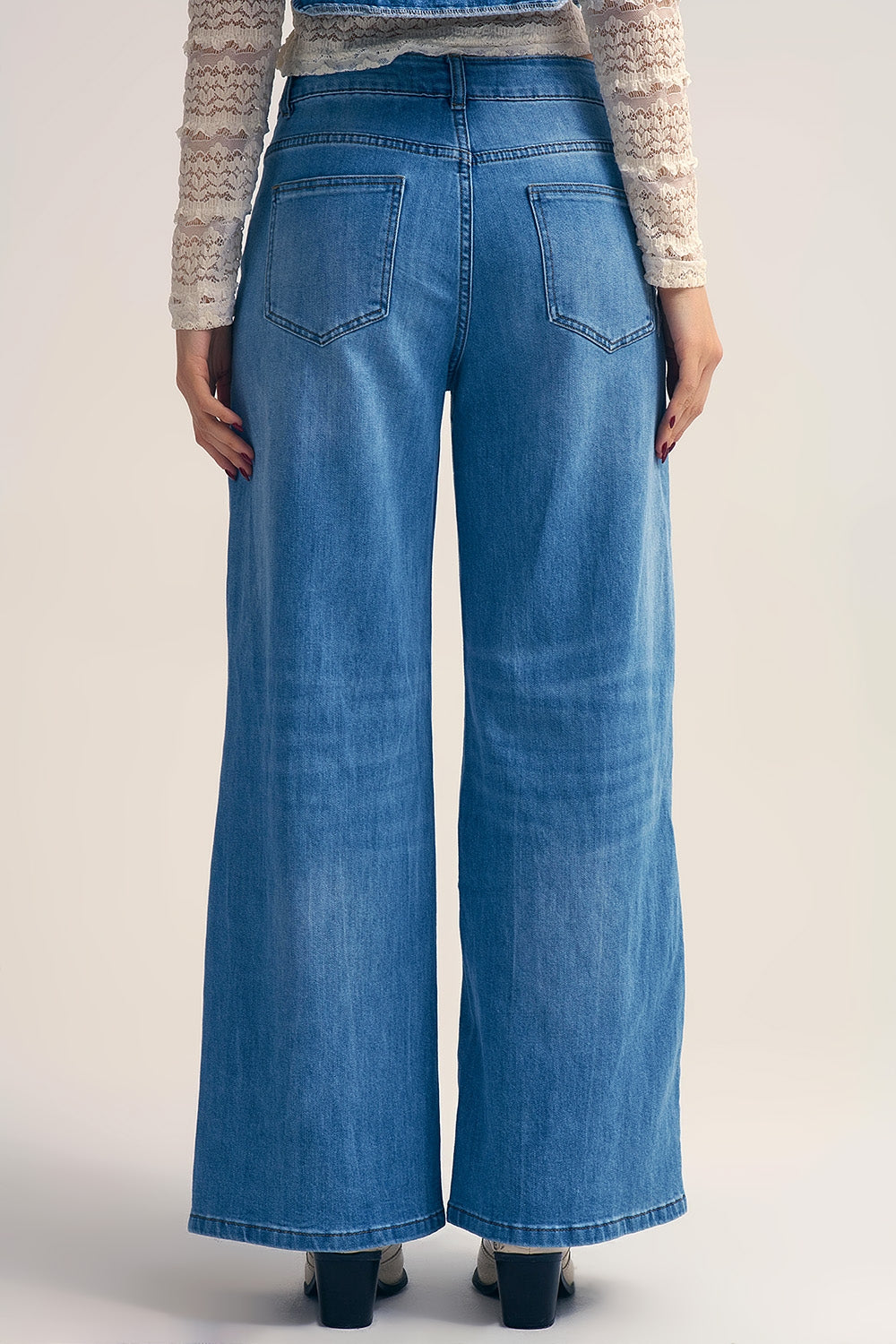 Jean à jambe large en délavage léger avec taille à cordon de serrage