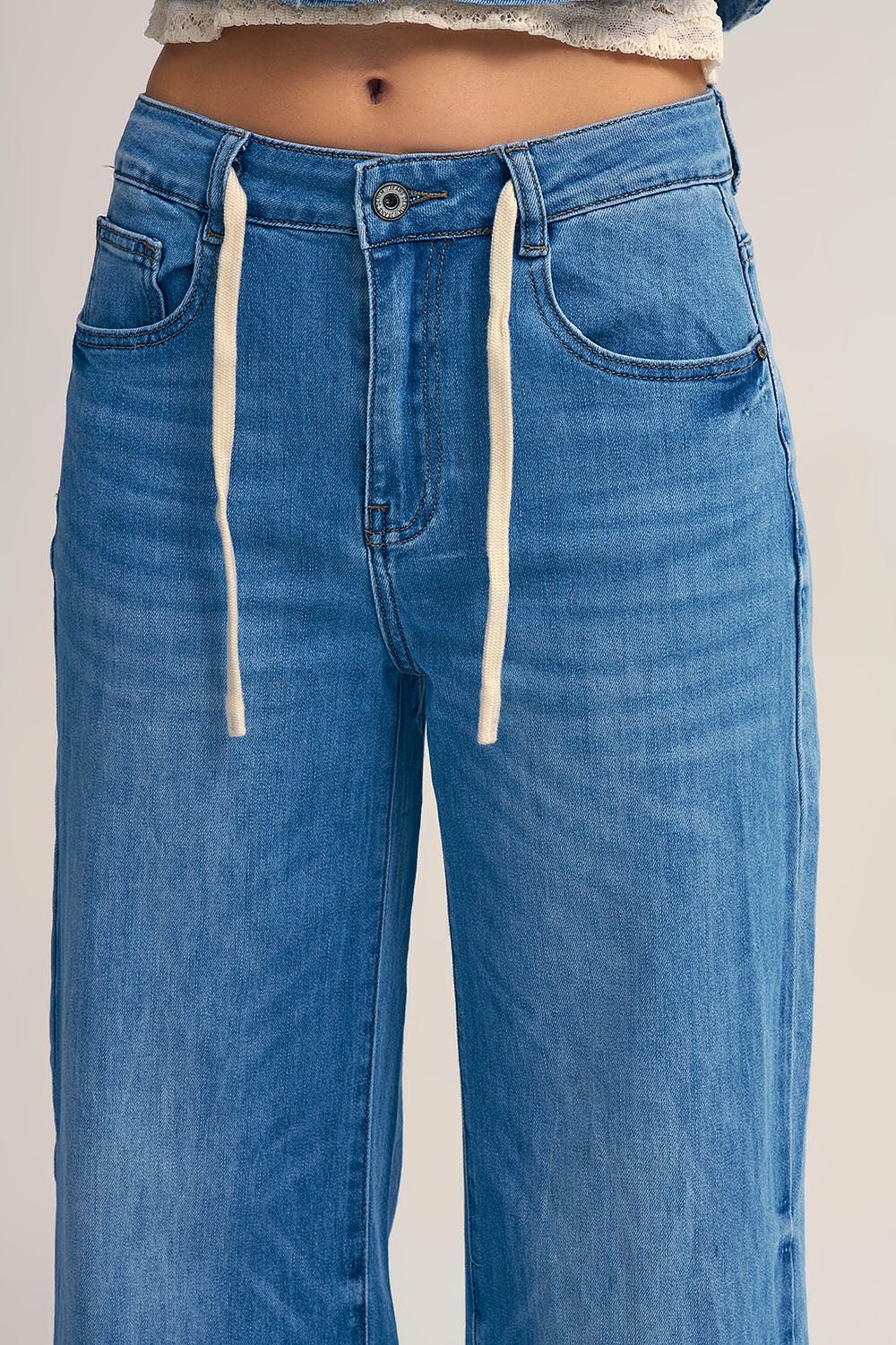 Jean à jambe large en délavage léger avec taille à cordon de serrage