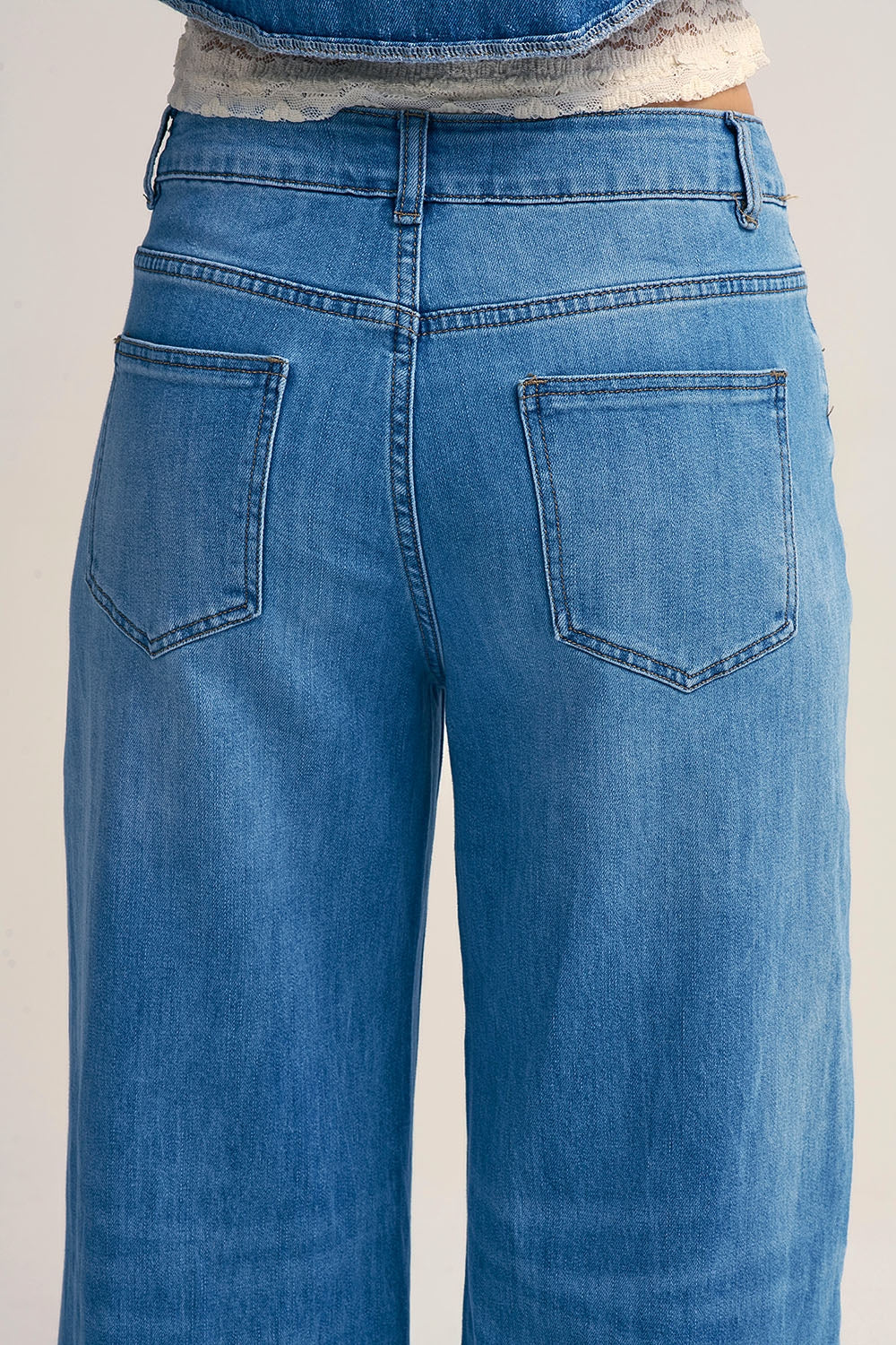 Jean à jambe large en délavage léger avec taille à cordon de serrage