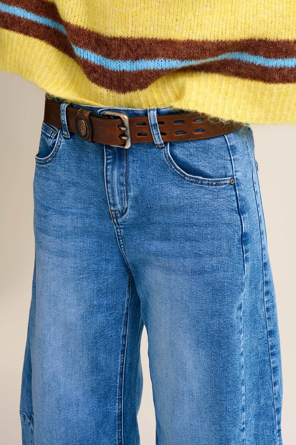 Jeans en denim bleu Barrel à jambe large en délavage léger