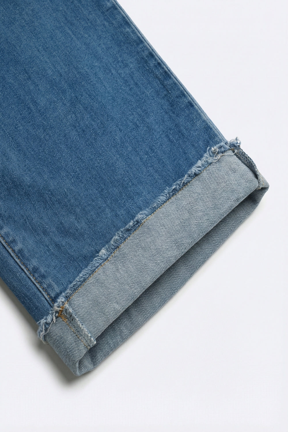 Jean en denim à jambe large et ourlet à revers bleu clair
