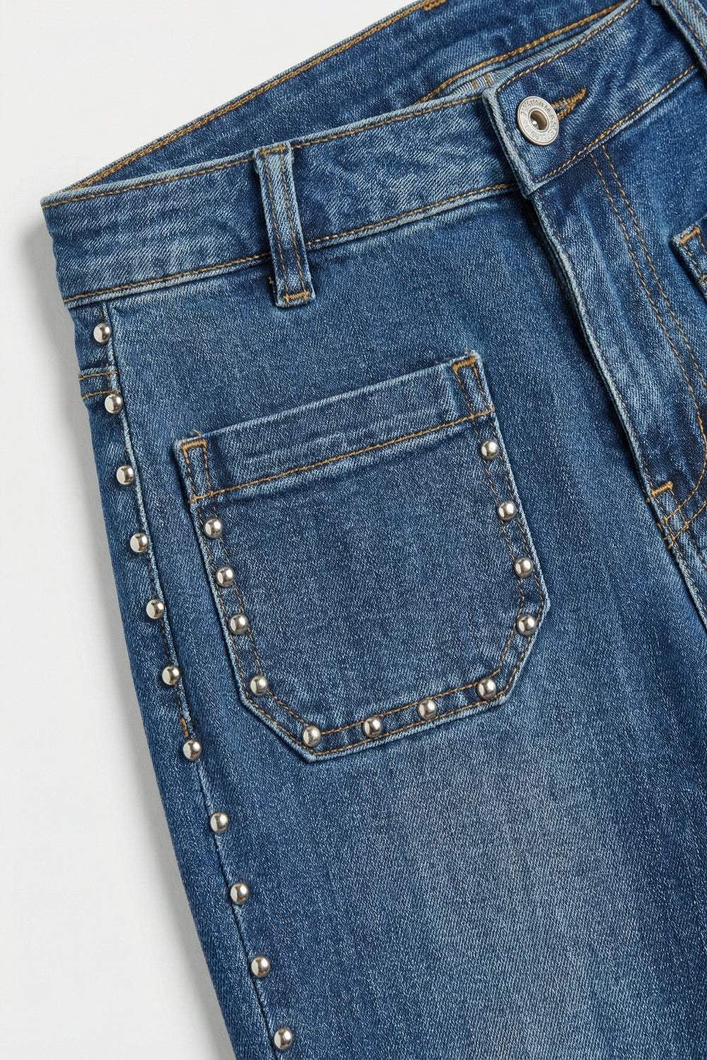 Jean en denim bleu moyen à jambes évasées avec détail à clous sur le côté