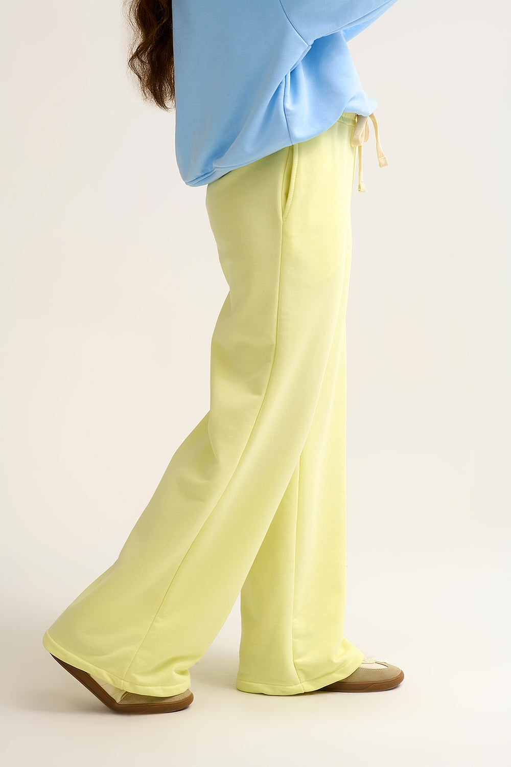 Pantalon de survêtement à coupe droite en tricot jaune avec taille élastique et cravate
