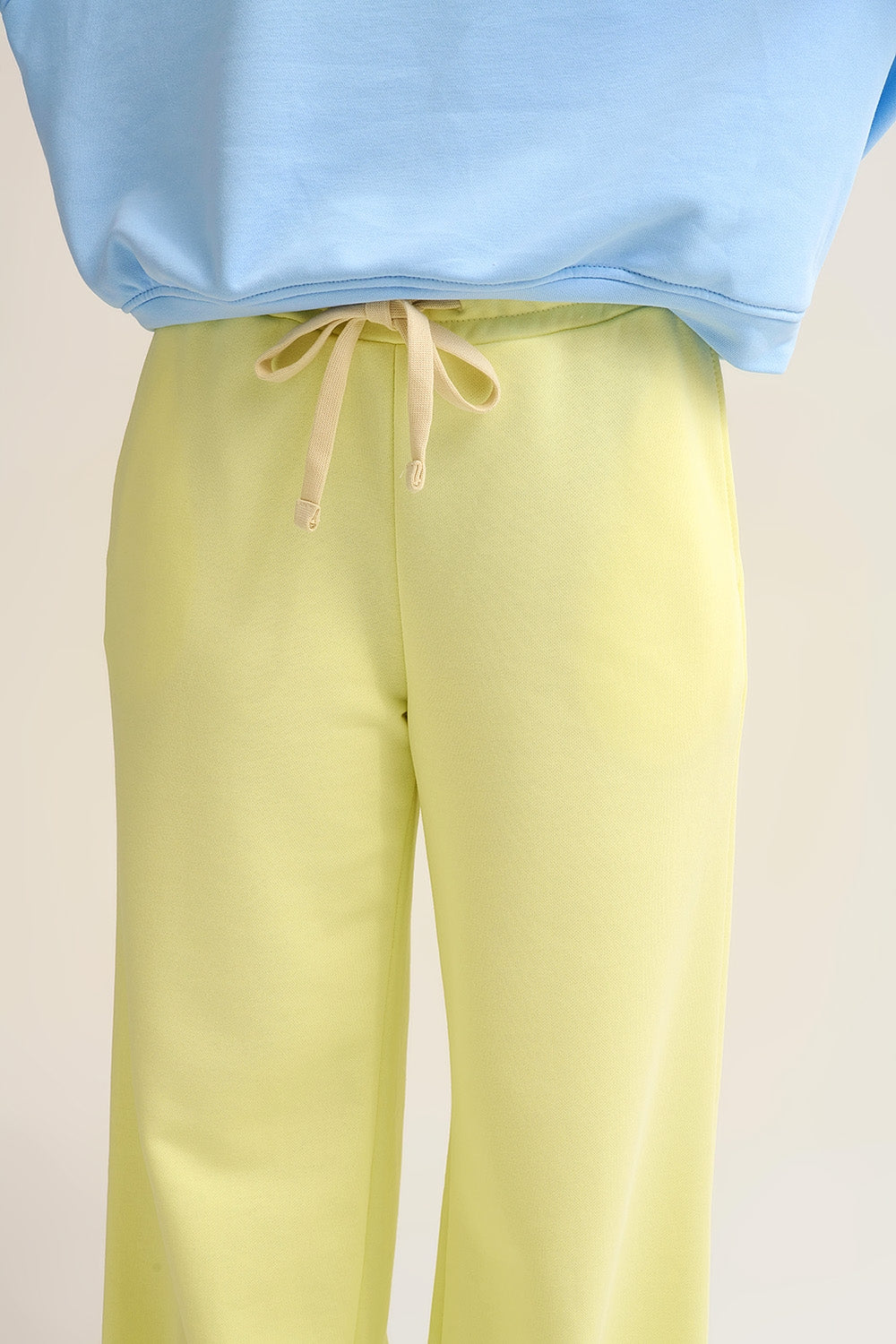 Pantalon de survêtement à coupe droite en tricot jaune avec taille élastique et cravate