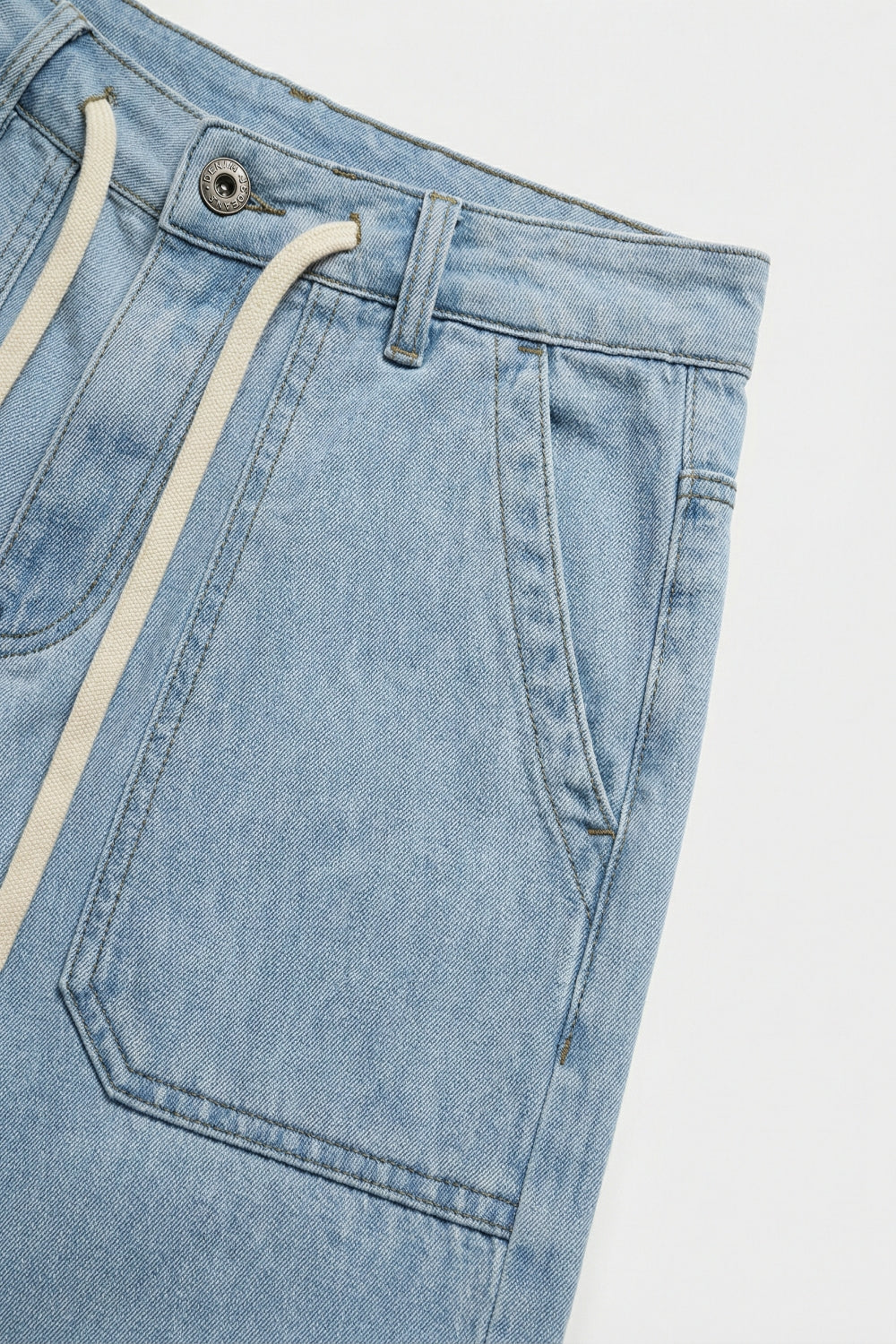 Pantalon en denim bleu clair à jambes larges avec taille à cordon