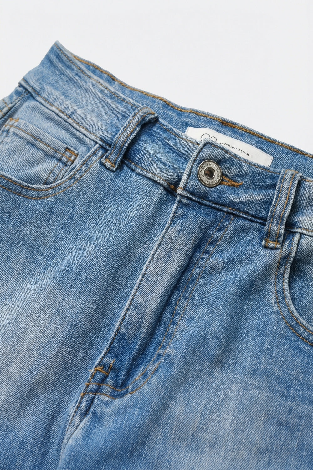 Jean bleu délavé avec jambe droite en coupe style mom