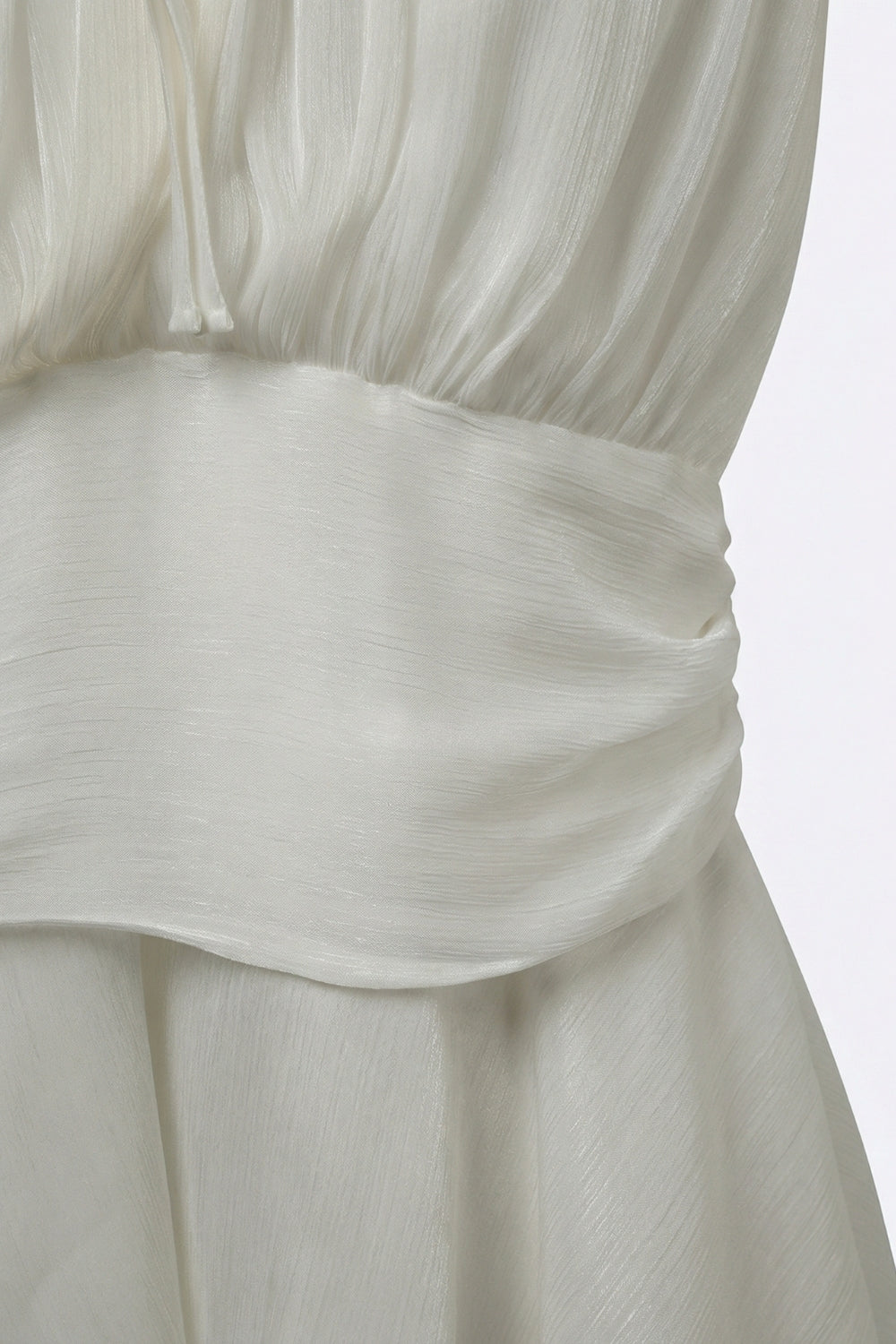 Robe blanche à col licou plissé avec volant en tissu de chiffon brillant
