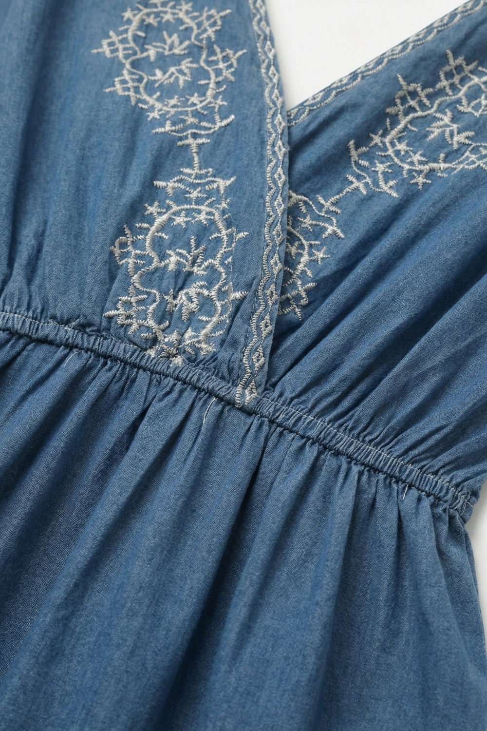 Blue Embroidered Maxi Dress with V-Neckline (Robe longue brodée à encolure en V)