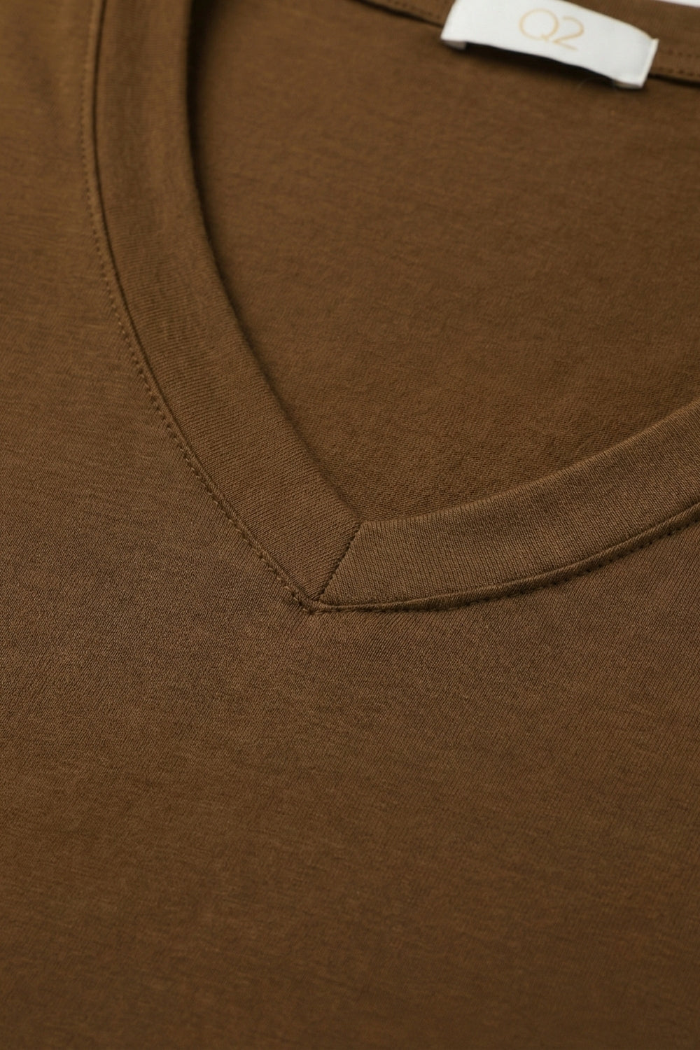 T-shirt marron doux à col en V large en tissu viscose
