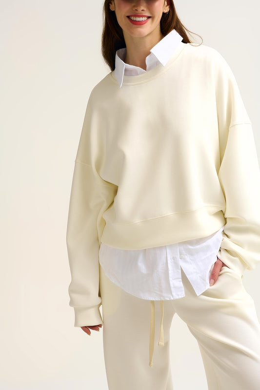 Sweatshirt basique à col ras du cou et épaules tombantes en crème