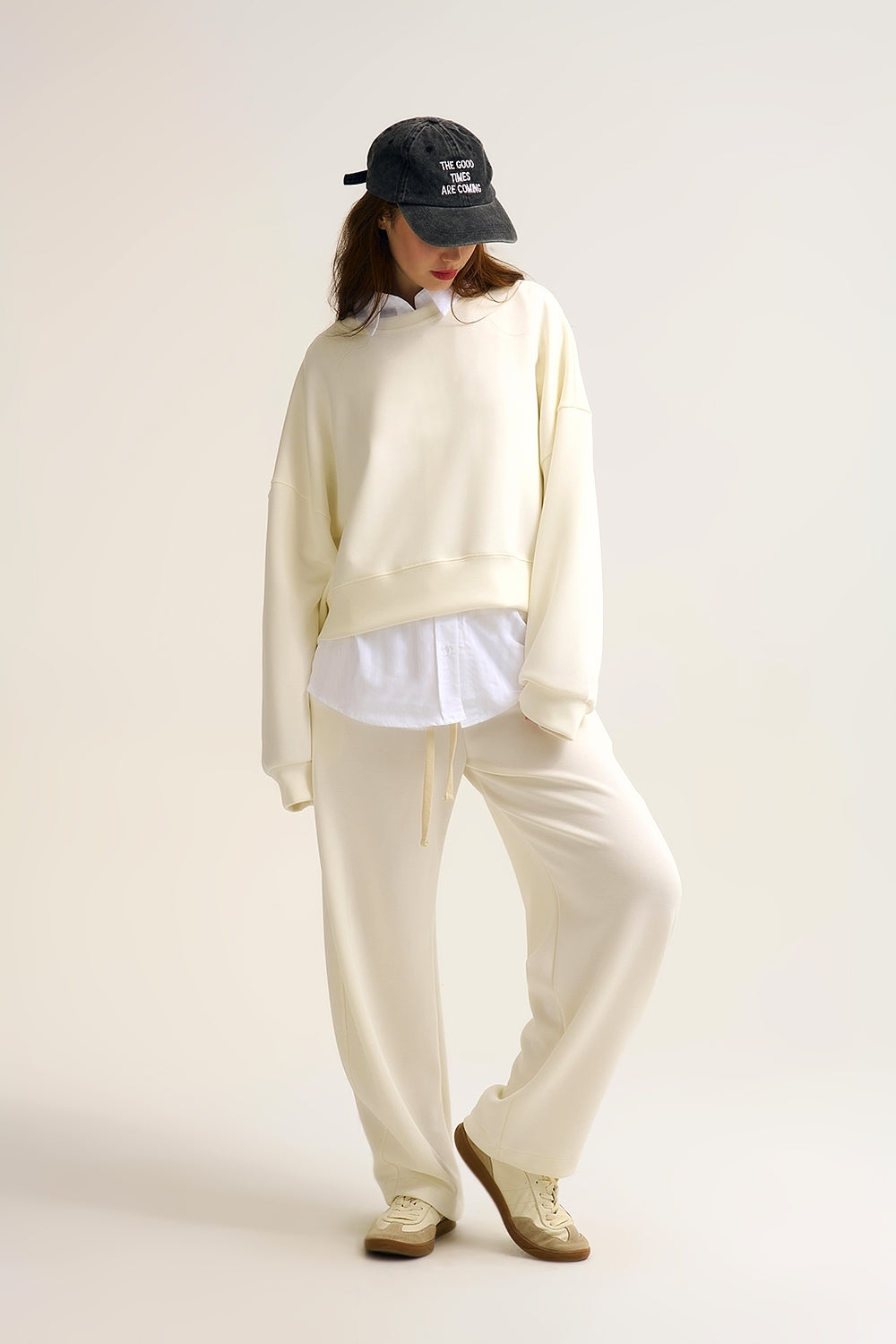 Sweatshirt basique à col ras du cou et épaules tombantes en crème