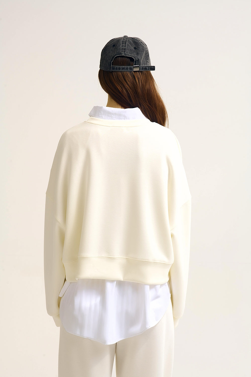 Sweatshirt basique à col ras du cou et épaules tombantes en crème
