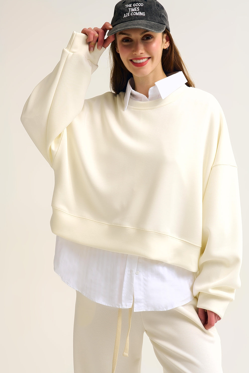 Sweatshirt basique à col ras du cou et épaules tombantes en crème