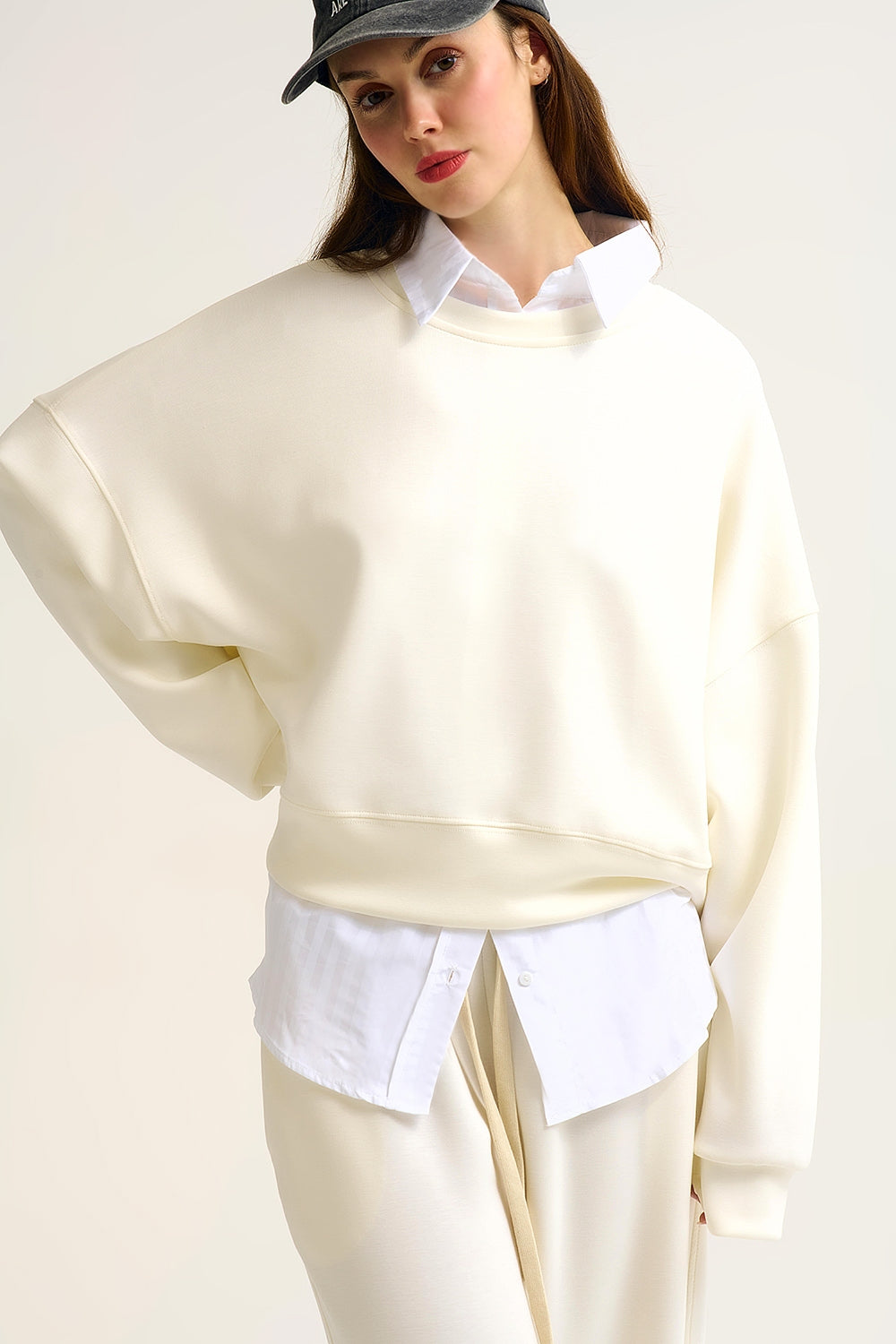 Sweatshirt basique à col ras du cou et épaules tombantes en crème