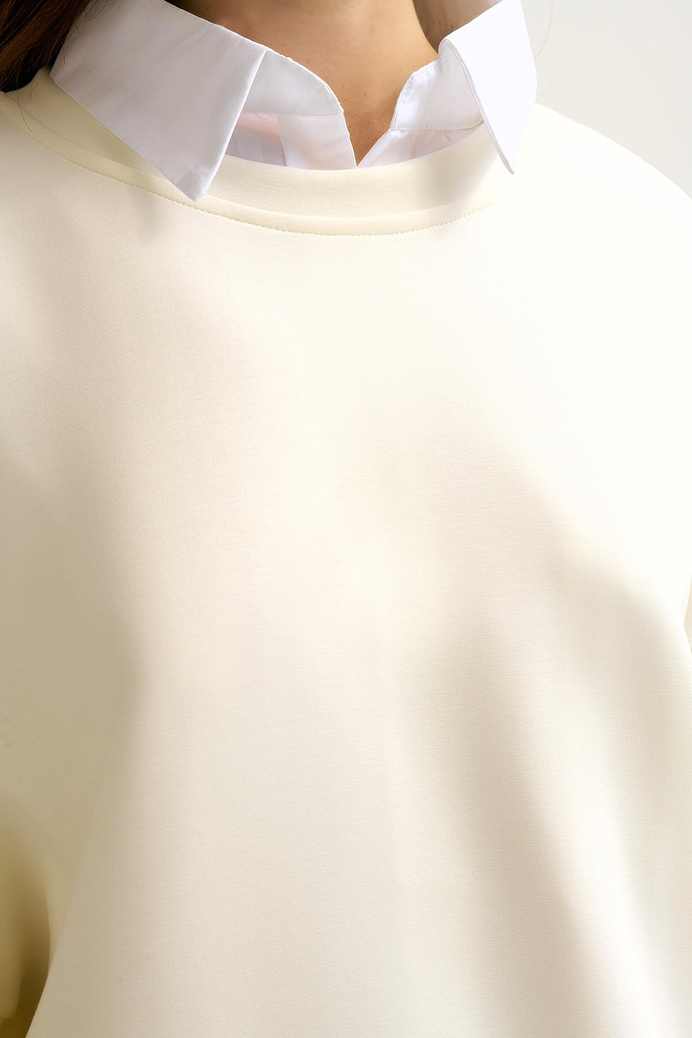 Sweatshirt basique à col ras du cou et épaules tombantes en crème