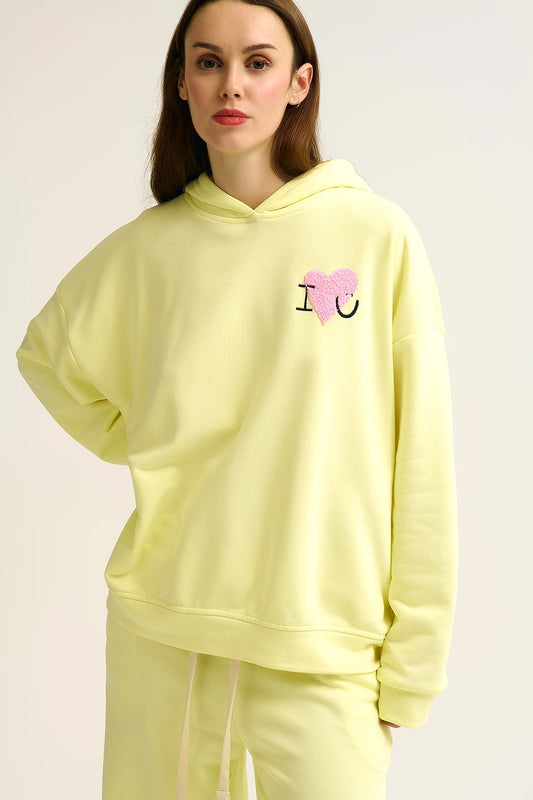 Chandail à capuchon super doux jaune avec graphique en forme de cœur bouclé