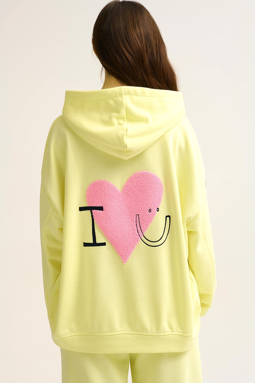 Chandail à capuchon super doux jaune avec graphique en forme de cœur bouclé