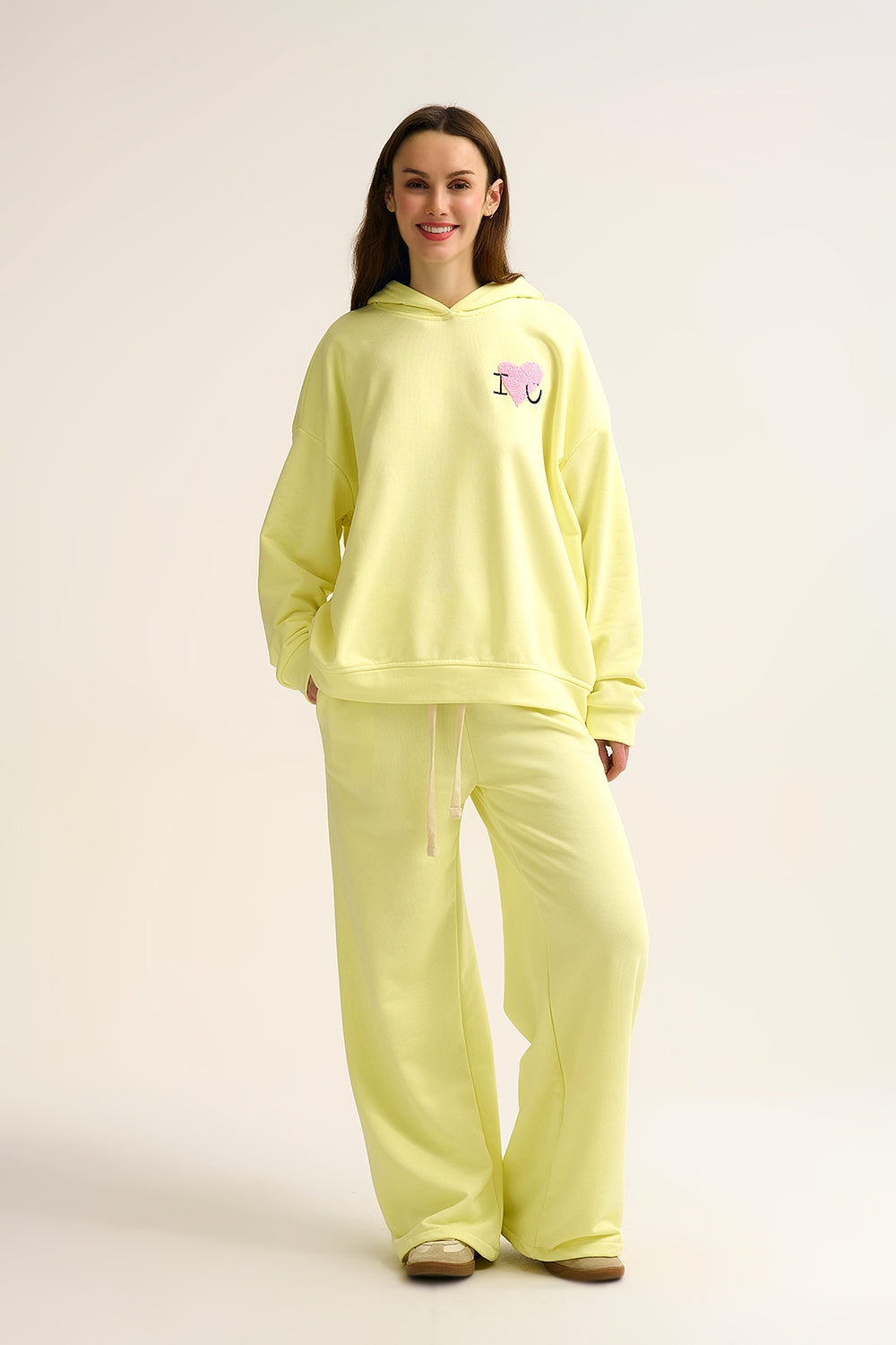 Chandail à capuchon super doux jaune avec graphique en forme de cœur bouclé