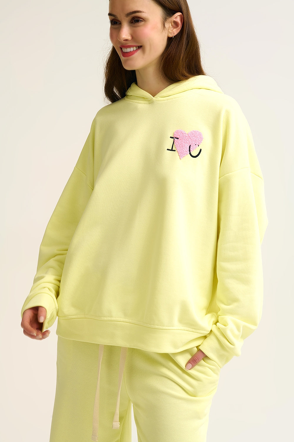 Chandail à capuchon super doux jaune avec graphique en forme de cœur bouclé