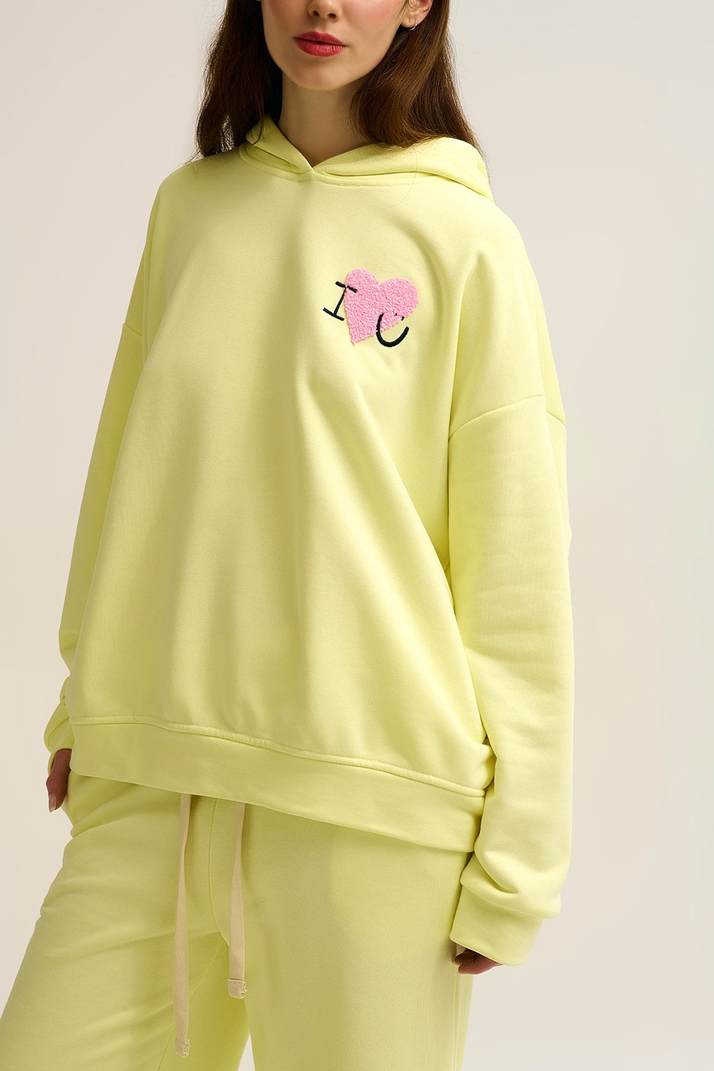 Chandail à capuchon super doux jaune avec graphique en forme de cœur bouclé