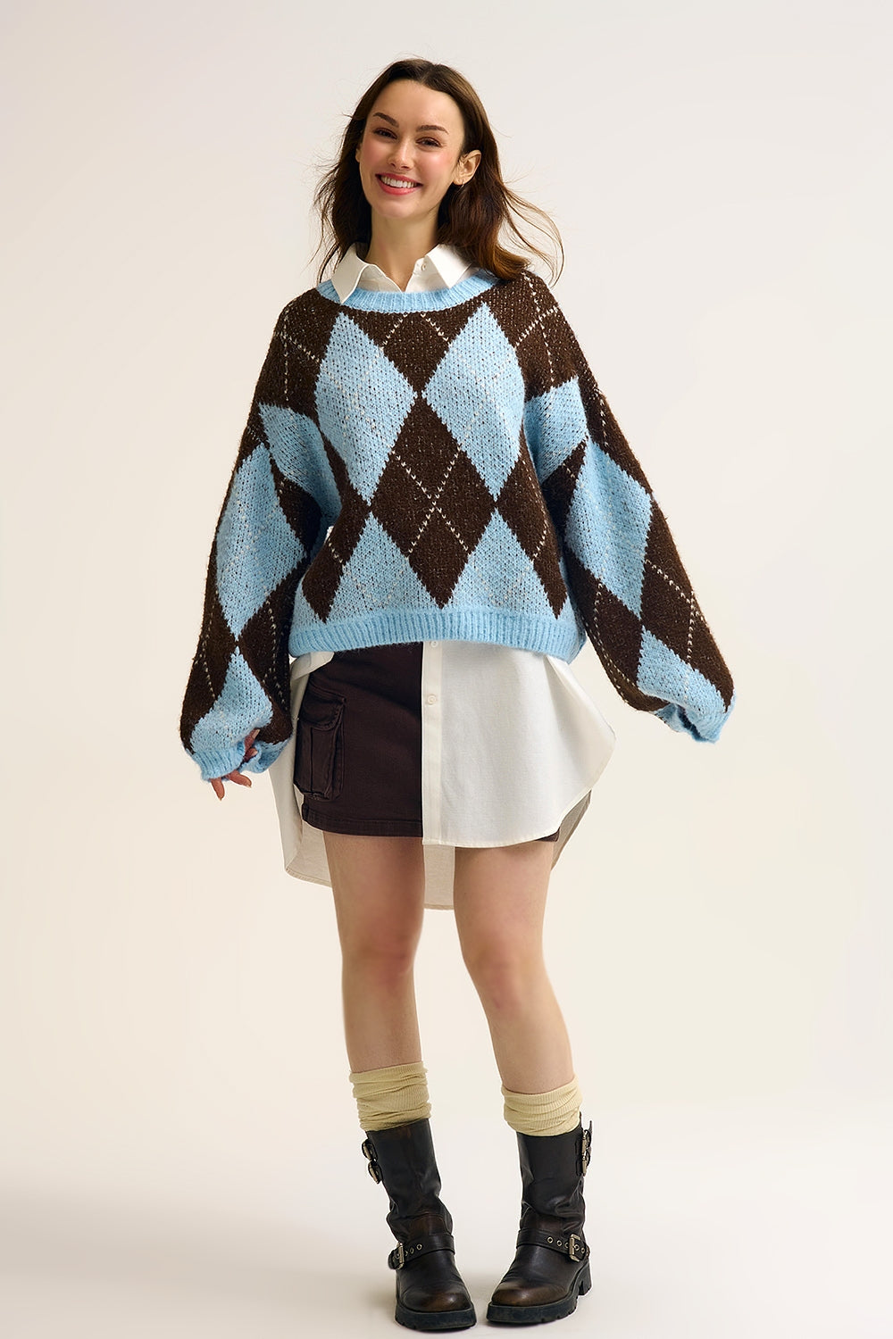 Pull en tricot à losanges bleu et marron avec manches volumineuses