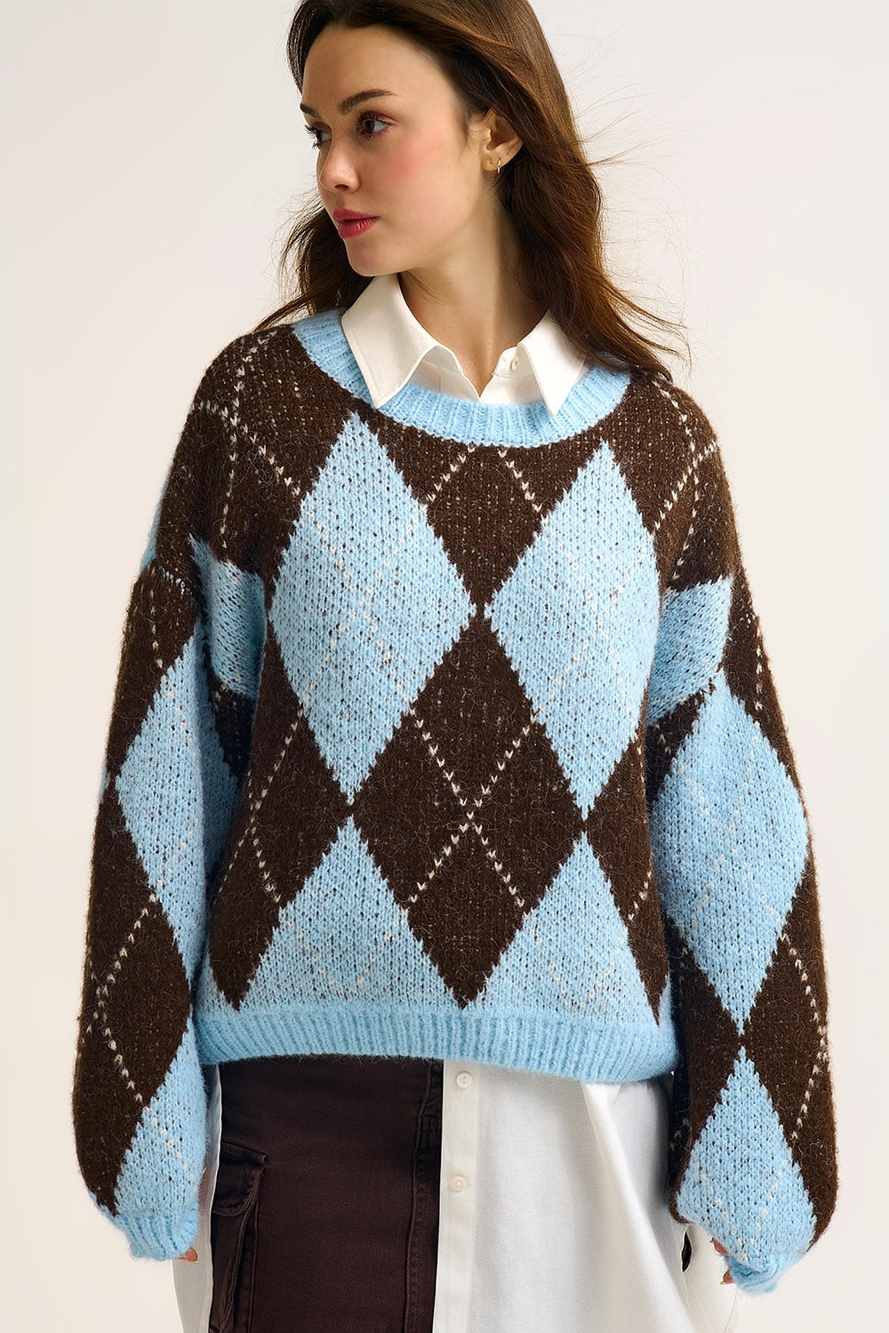 Pull en tricot à losanges bleu et marron avec manches volumineuses