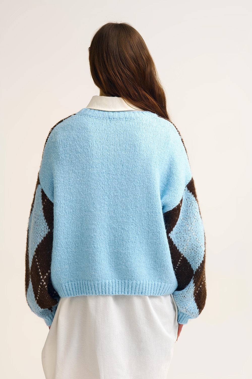 Pull en tricot à losanges bleu et marron avec manches volumineuses