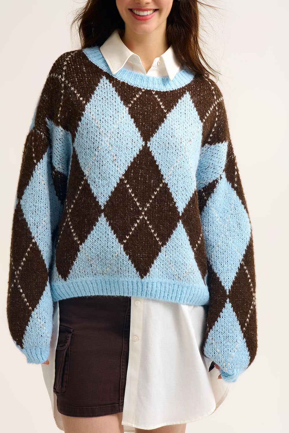 Pull en tricot à losanges bleu et marron avec manches volumineuses