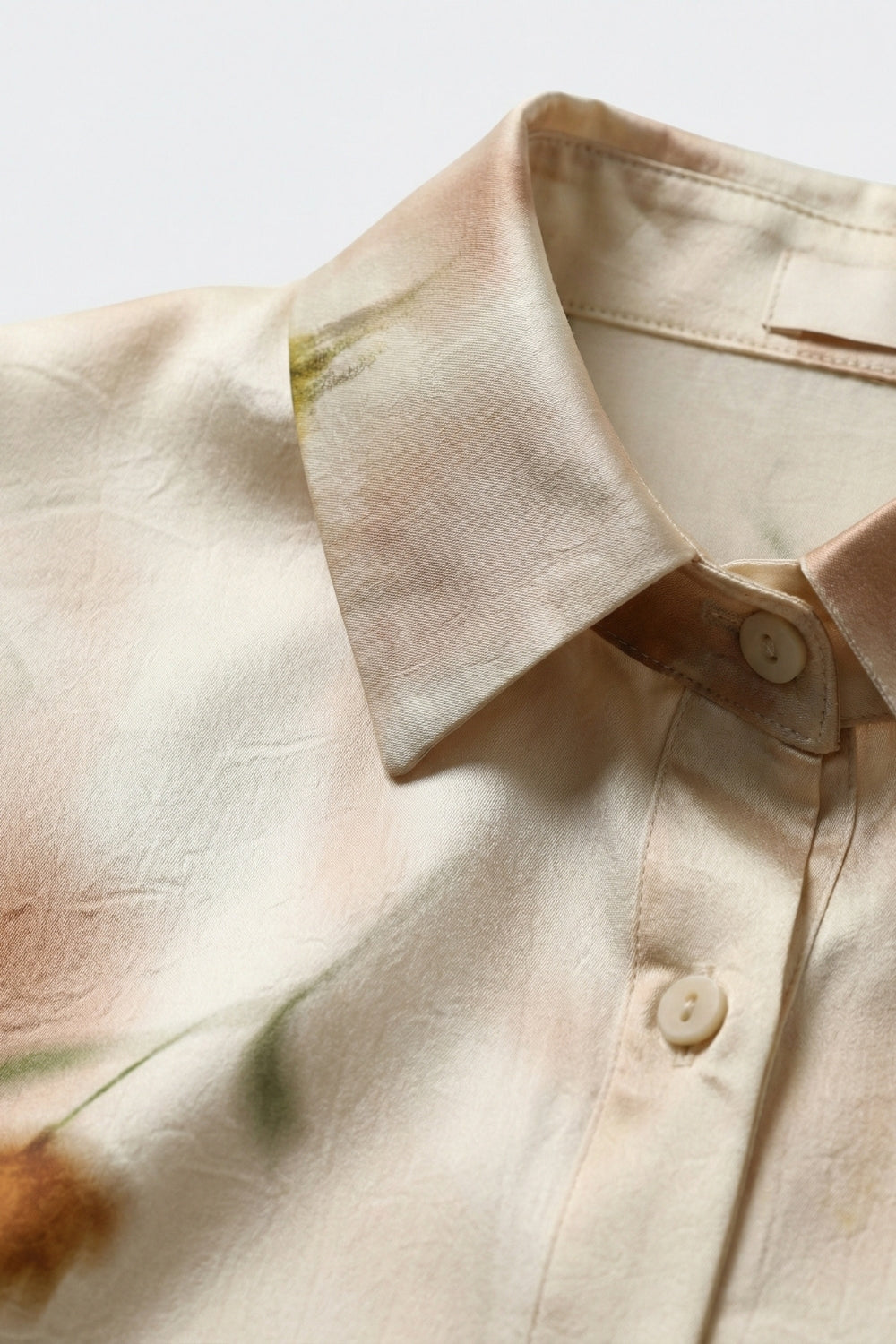 Chemise en satin beige à fleurs avec boutons