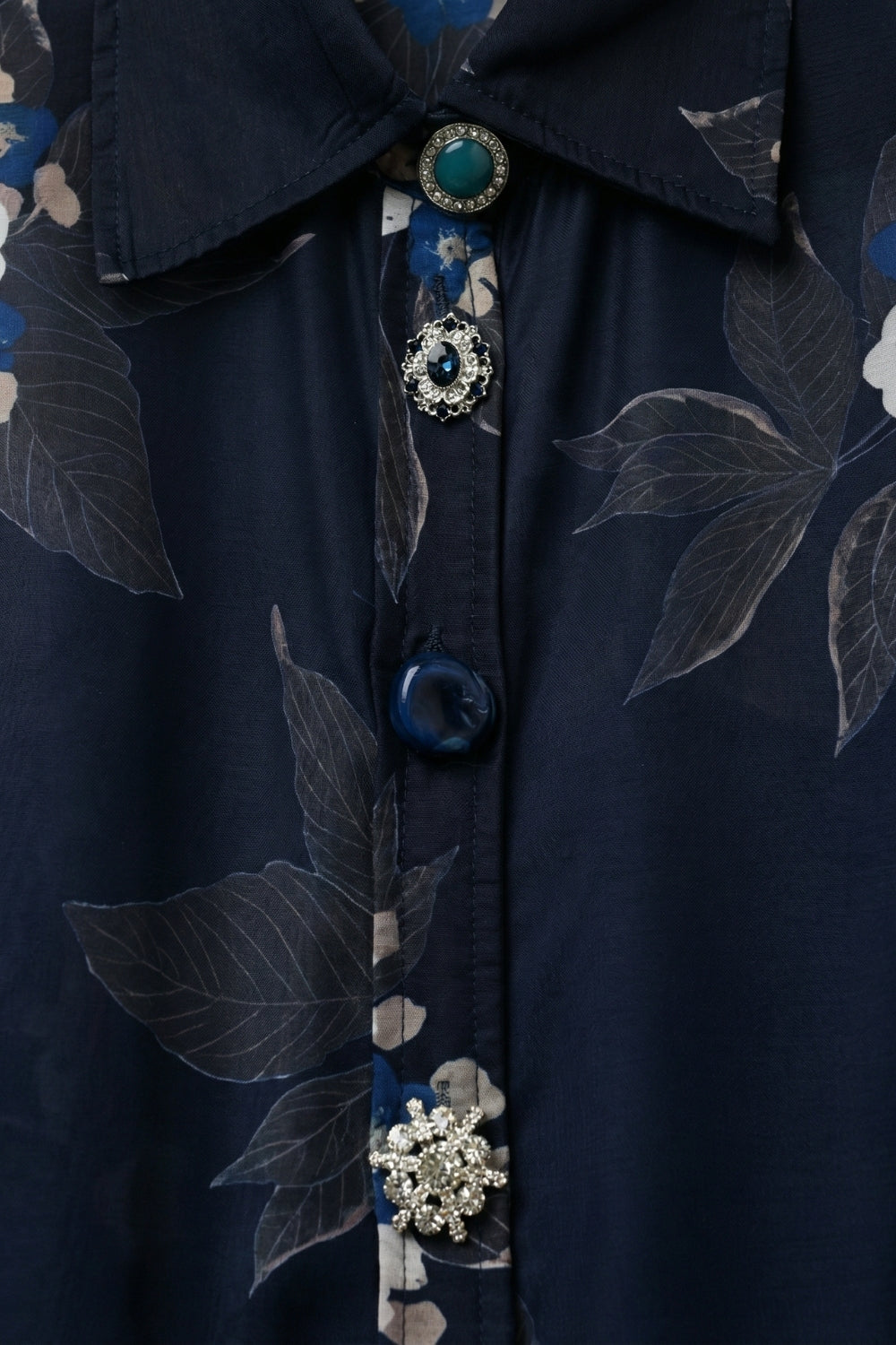 Chemise marine à fleurs boutonnée en chiffon avec manches longues