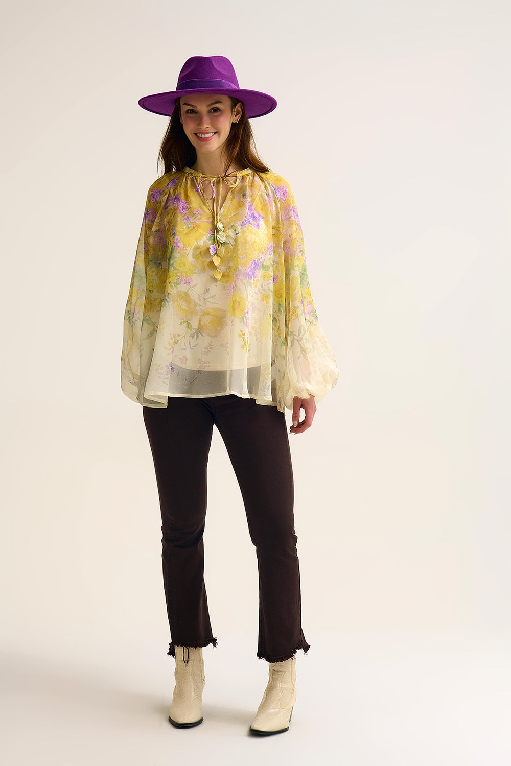 Chemisier en mousseline florale avec finition transparente et silhouette fluide