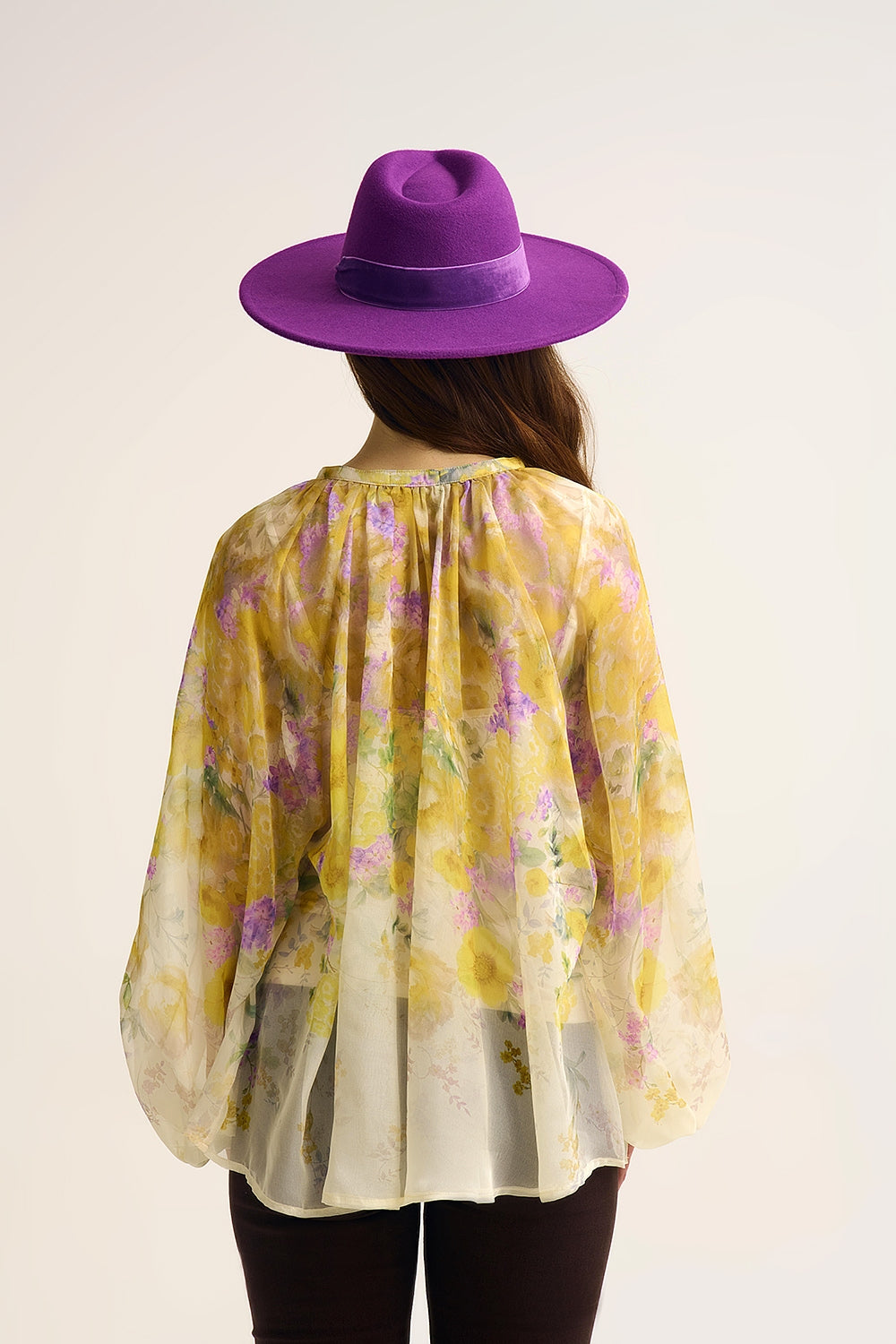 Chemisier en mousseline florale avec finition transparente et silhouette fluide